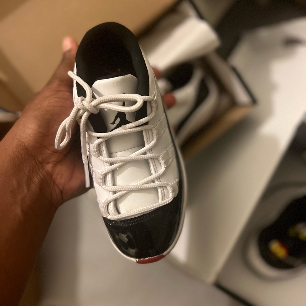 Jordan retro 11 white bred